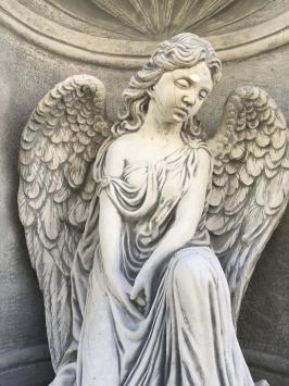 Fraai knielend engelbeeld vol steen in bidkapel vol steen.